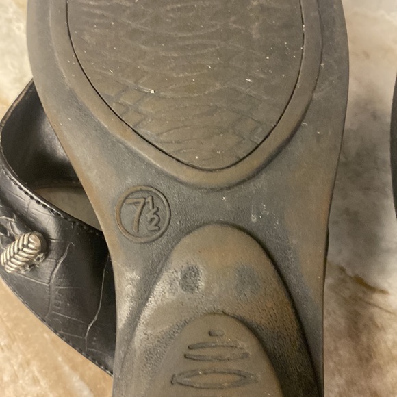 COPY - Minnetonka Black Sandals w/ silver embellishments. Sz 7 1/2 - Picture 6 of 7